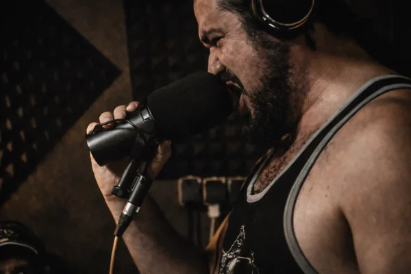 javi cantando en la cueva