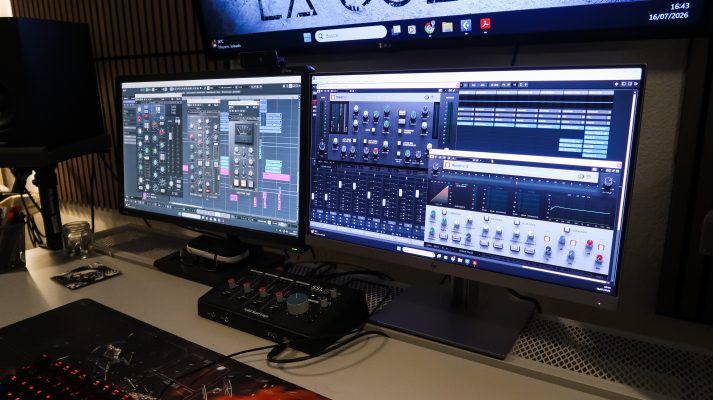 Ingeniero de sonido grabando una banda de rock en estudio.